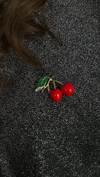 Broche cerise