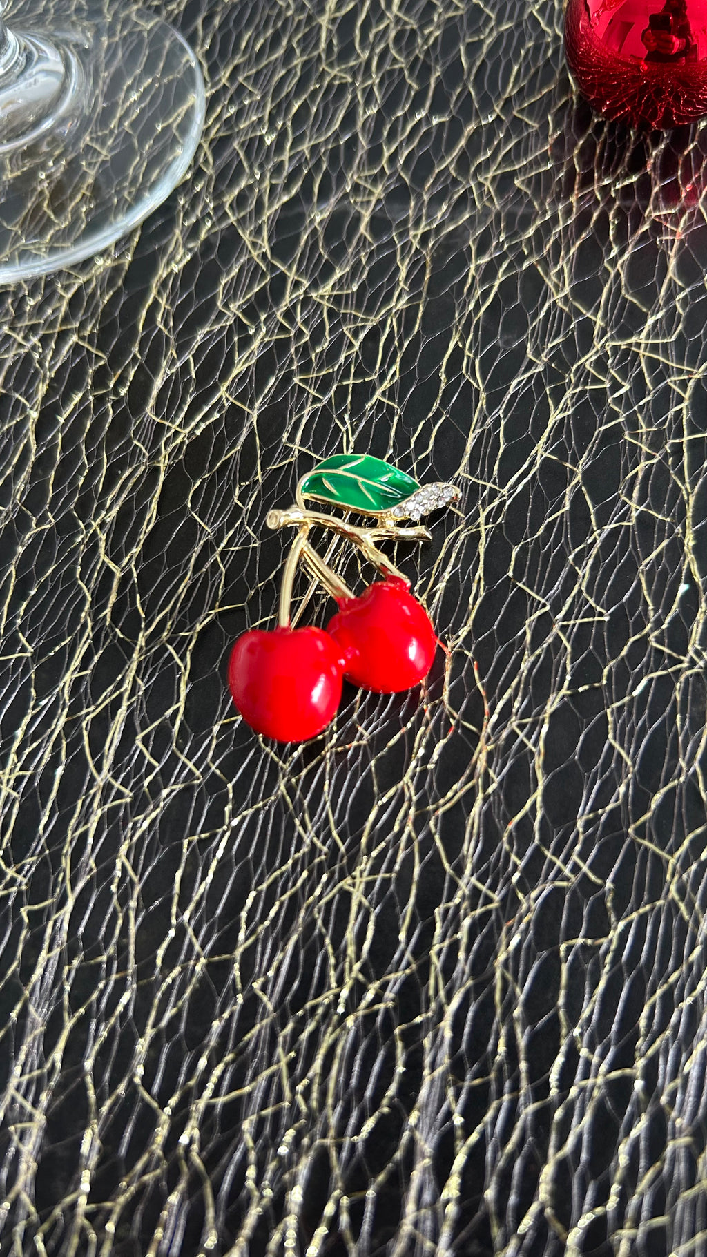 Broche cerise