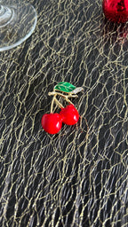 Broche cerise